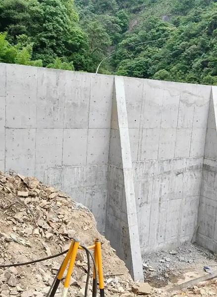 开封龙亭区重力式挡土墙